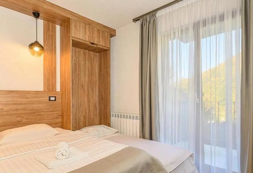 Perhehuone, Pensiunea Apuseni Wild