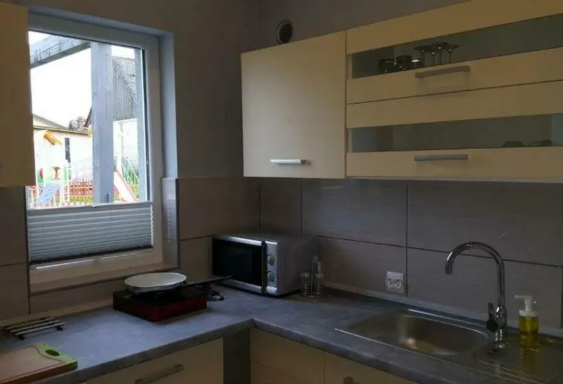 Mökki 1 Makuuhuone, Noclegi U Oksany