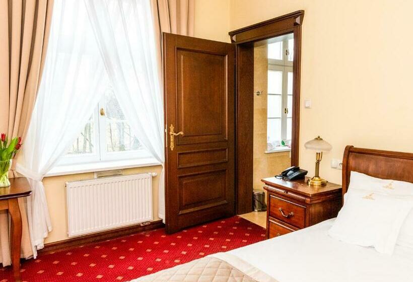 غرفة قياسية, Pałac Godętowo