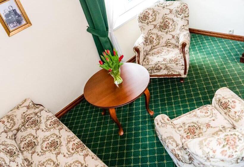 إستوديو سوبيريور, Pałac Godętowo