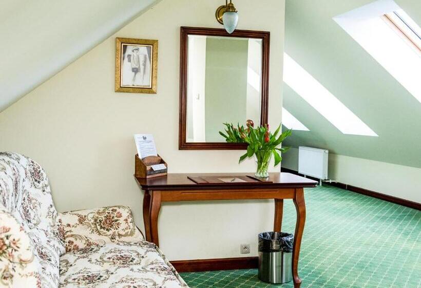 إستوديو سوبيريور, Pałac Godętowo