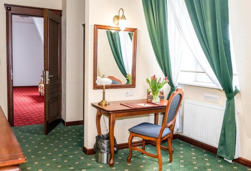 جناح, Pałac Godętowo