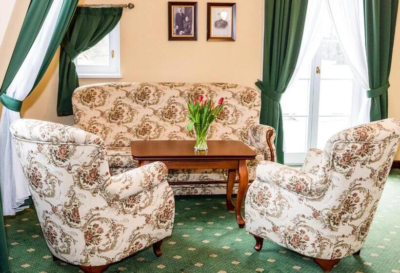 جناح, Pałac Godętowo