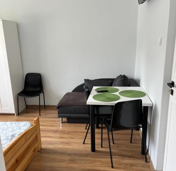 اتاق استاندارد چهار تخته, Dwunastka