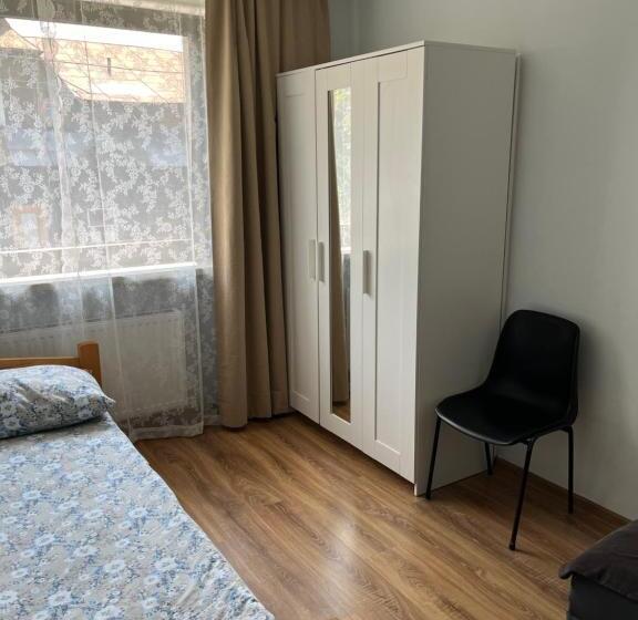 اتاق استاندارد چهار تخته, Dwunastka