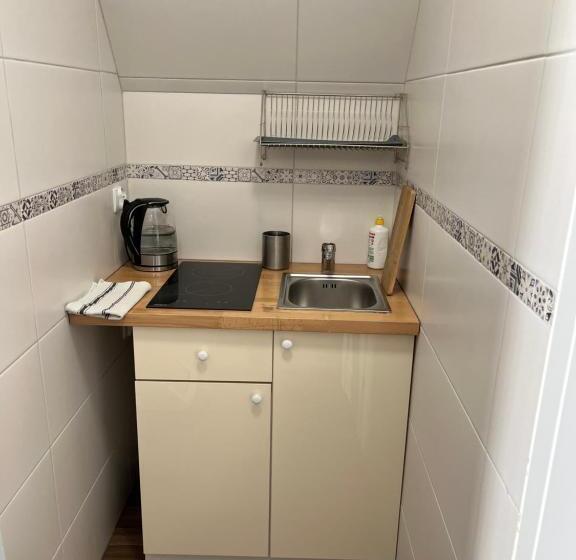 Economy Triple Room, Dwunastka