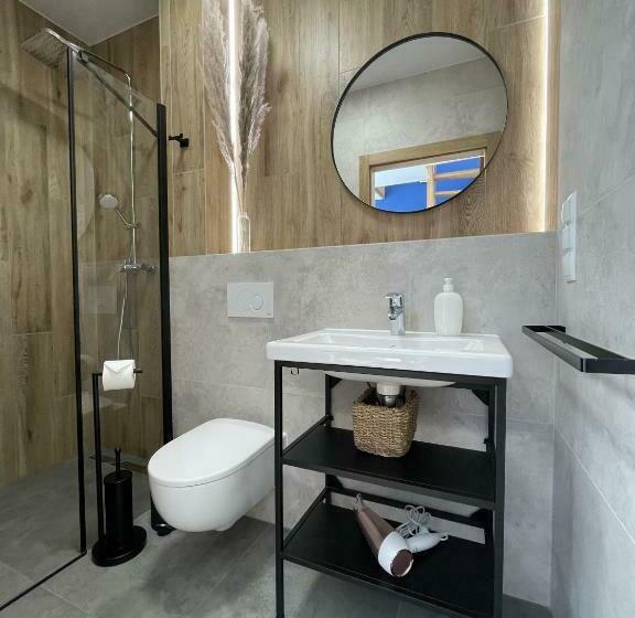 חדר דלוקס, Między Wodami