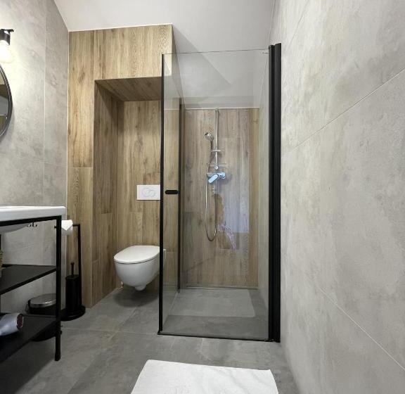 חדר דלוקס, Między Wodami