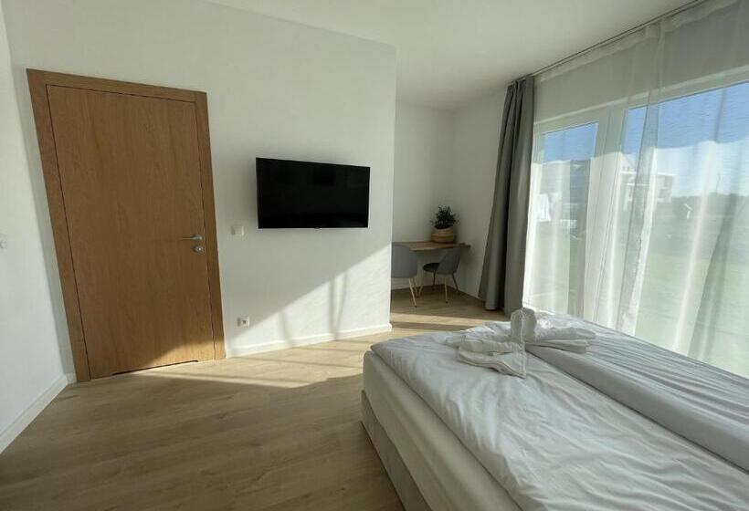 חדר דלוקס, Między Wodami