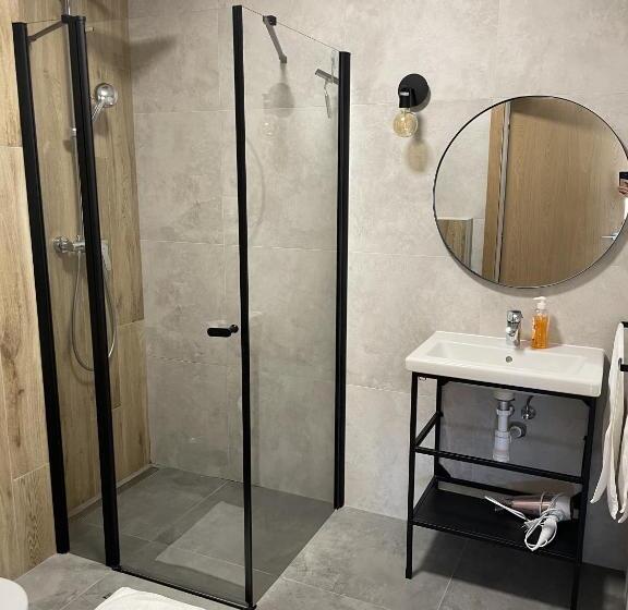 דירת חדר, Między Wodami