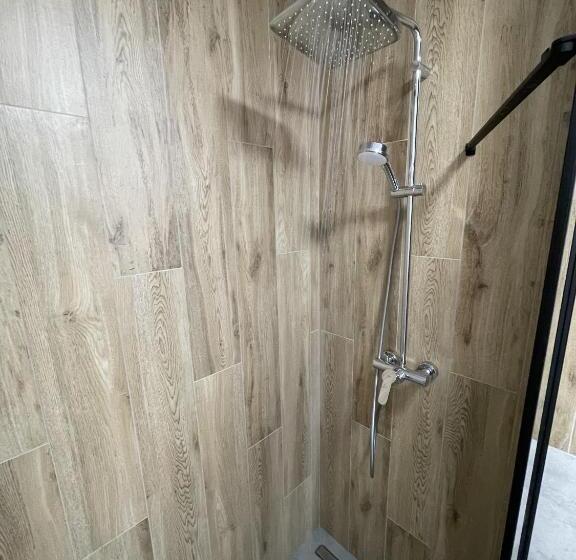 חדר משפתחתי סופריור, Między Wodami