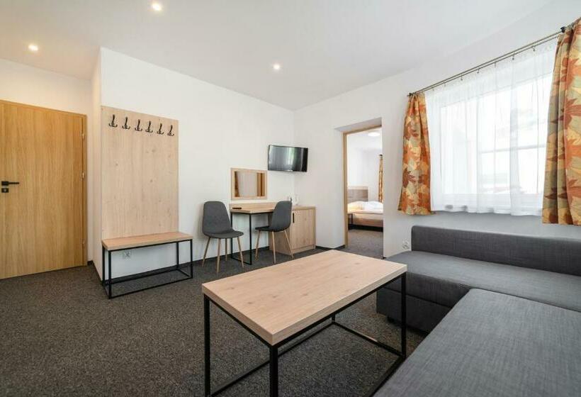 اتاق خانوادگی, Dom Wczasowy Danusia