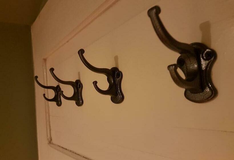 اتاق خانوادگی, 42 200 Hostel