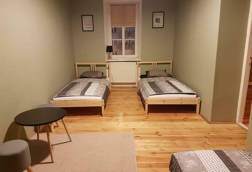 اتاق خانوادگی, 42 200 Hostel