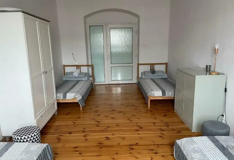 ルームシェアのワンベッド, 42 200 Hostel