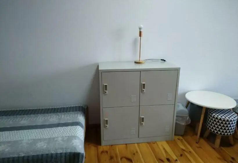 ルームシェアのワンベッド, 42 200 Hostel