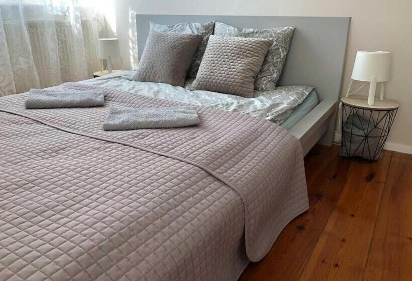 バスルーム共有のトリプルスタンダード, Bankowa 8 Guest Rooms