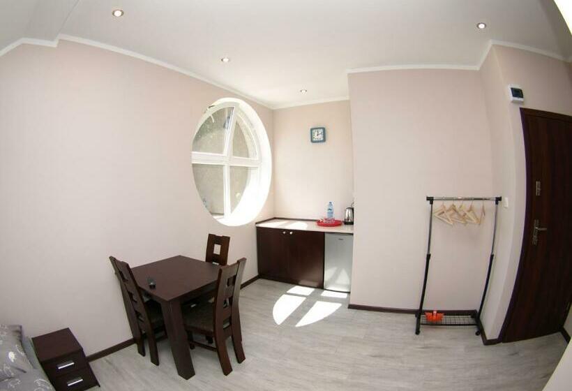 اتاق استاندارد سه نفره, Kancelaria