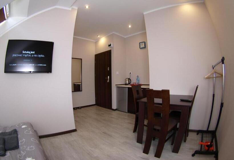 اتاق استاندارد سه نفره, Kancelaria