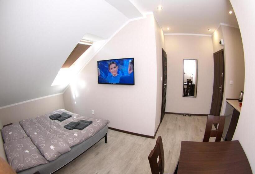 اتاق استاندارد سه نفره, Kancelaria