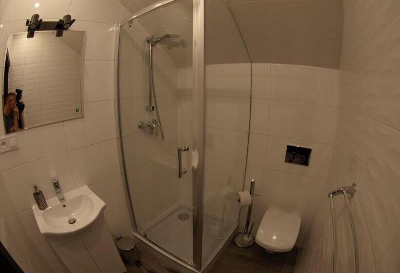 اتاق استاندارد سه نفره, Kancelaria