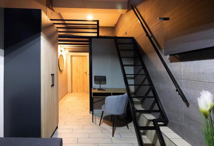 إستديو عائلى, Marathon Noclegi