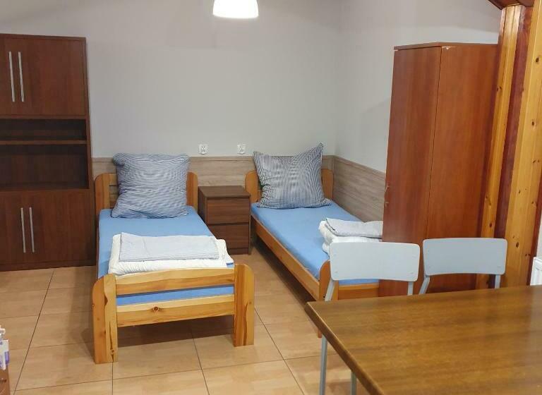 חדר סטנדרטי לארבעה עם חדר אמבטיה משותף, Noclegi Silesia Aster