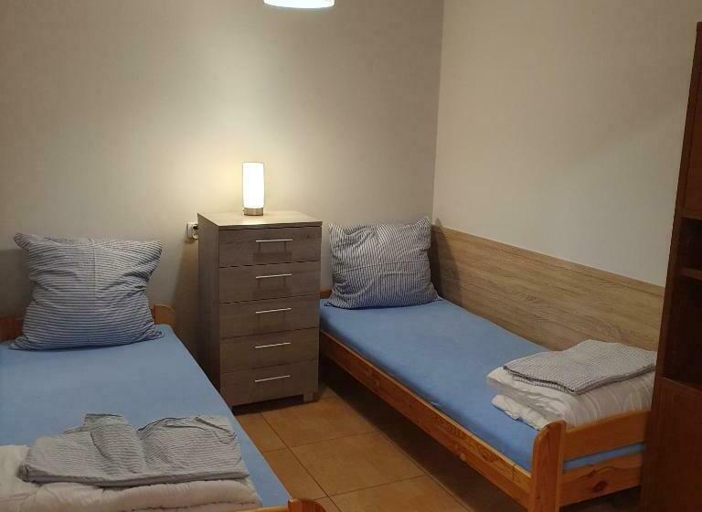 חדר סטנדרטי לארבעה עם חדר אמבטיה משותף, Noclegi Silesia Aster