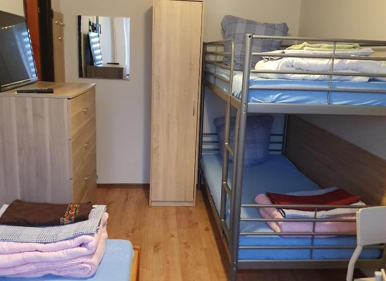 חדר סטנדרט לשלושה עם חדר אמבטיה משוף, Noclegi Silesia Aster