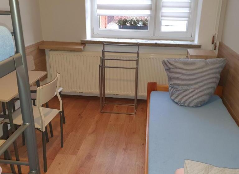 חדר סטנדרט לשלושה עם חדר אמבטיה משוף, Noclegi Silesia Aster