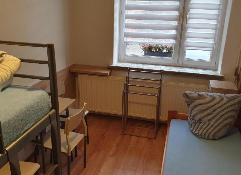 חדר סטנדרט לשלושה עם חדר אמבטיה משוף, Noclegi Silesia Aster