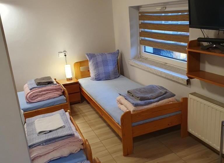 חדר סטנדרטי לארבעה עם חדר אמבטיה משותף, Noclegi Silesia Aster