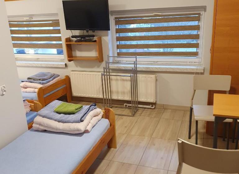 חדר סטנדרטי לארבעה עם חדר אמבטיה משותף, Noclegi Silesia Aster