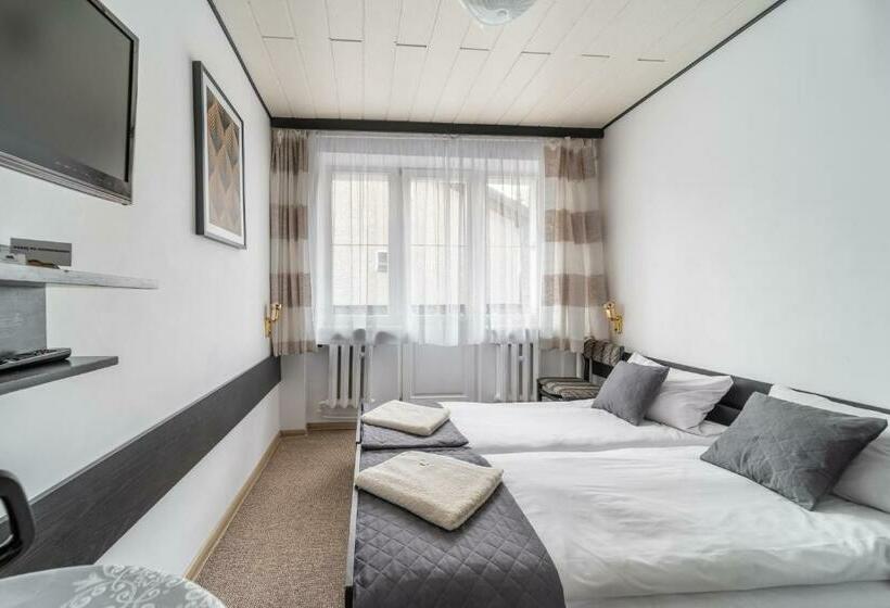 غرفة قياسية مزوَّدة بشُرفة, Willa Gencjana