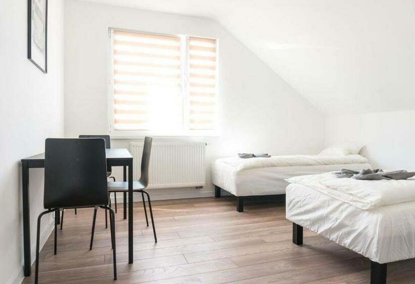 标准三人间, Hostel 66