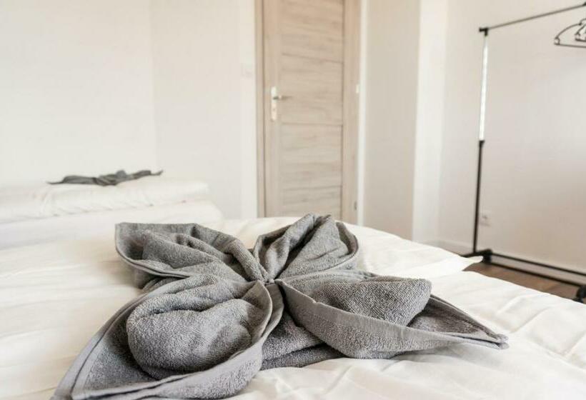 标准三人间, Hostel 66