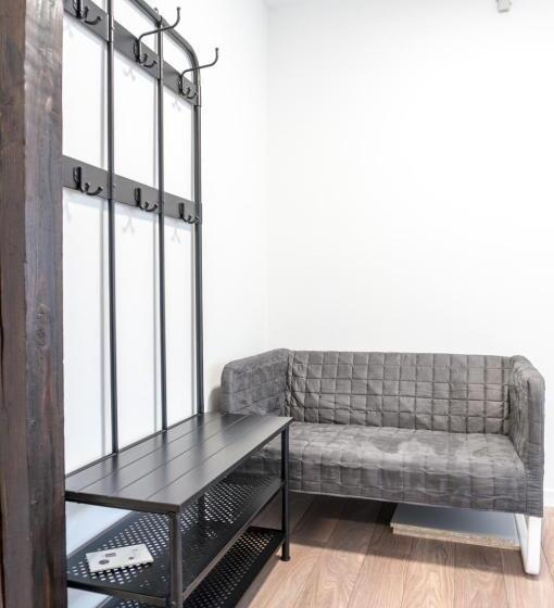 家庭间, Hostel 66