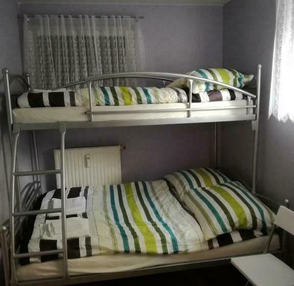 غرفة قياسية ثلاثية, Hostel52
