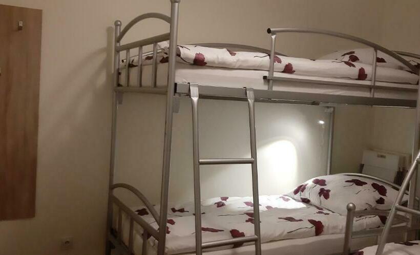 غرفة عائلية, Hostel52