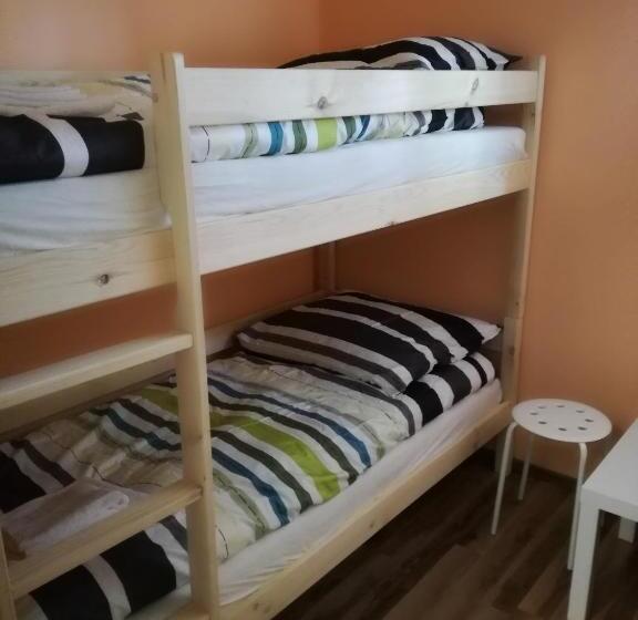 غرفة قياسية, Hostel52