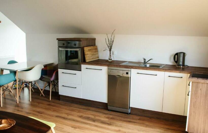 Family Suite, Siedlisko Owink