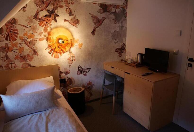 اتاق استاندارد یک نفره, Beskid Ski Villa