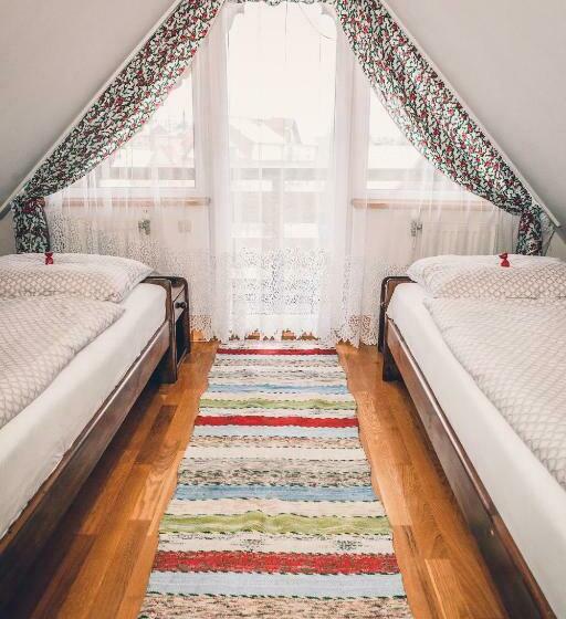 家庭间, Willa Szarotka