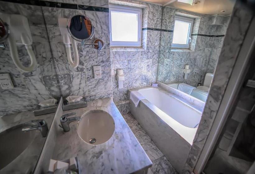 Номер Комфорт, D'angleterre