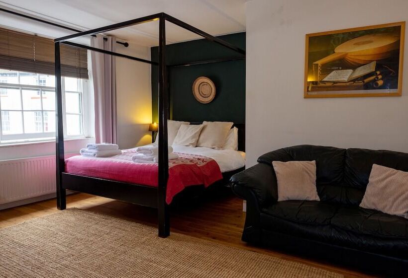 חדר דלוקס, The Red Lion