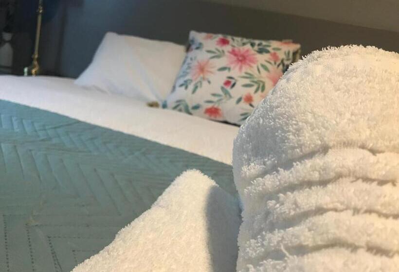 اتاق استاندارد, The Cottage