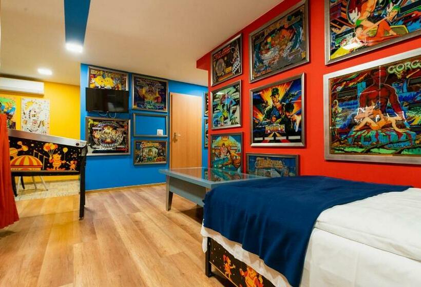 اتاق استاندارد سه نفره, Good Times House