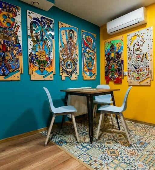 اتاق استاندارد سه نفره, Good Times House