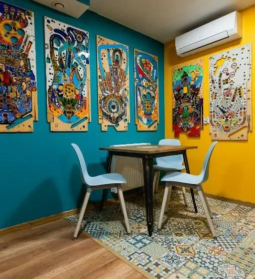 اتاق استاندارد سه نفره, Good Times House