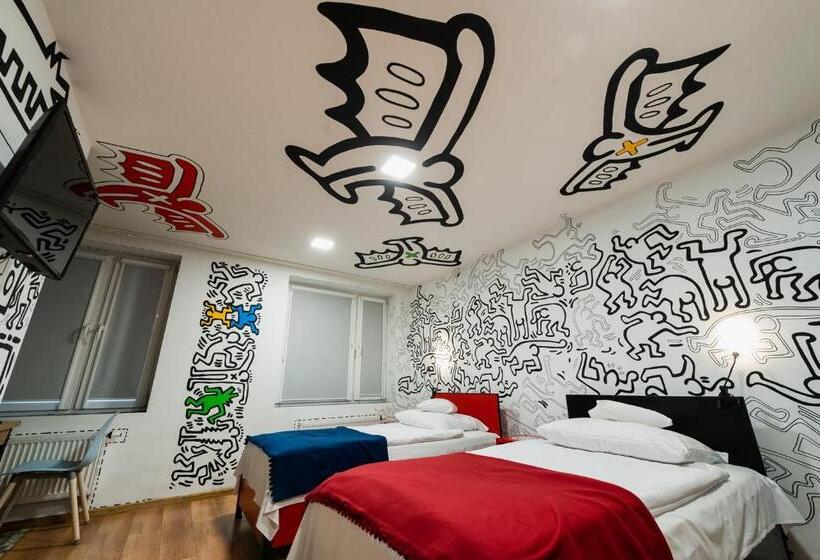 اتاق راحتی سه تخته, Good Times House